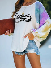 Load image into Gallery viewer, Moletom pintado de mamãe de futebol feminino
