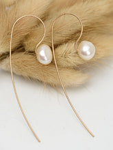 Load image into Gallery viewer, Elegant pearl earrings for women.
