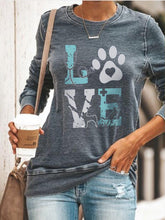 Load image into Gallery viewer, Moletom LOVE feminino com estampa de pata
