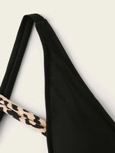 Load image into Gallery viewer, Traje de baño de una pieza con lazo de leopardo en contraste
