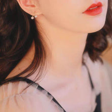 Load image into Gallery viewer, Pearl earrings with bow
