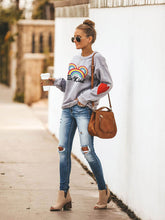 Load image into Gallery viewer, Seja gentil, arco-íris, amor sudadera gris
