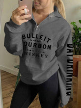 Load image into Gallery viewer, BULLELT 90 PROOF BOURBON FRONTIER WHISKEY DAY BEBENDO Moletom com zíper feminino
