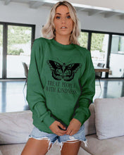 Load image into Gallery viewer, Sudadera Mujer Harry StylesTreat People With Kindness Pirint
