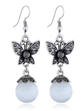 Load image into Gallery viewer, Pendientes mariposa de cristal bohemio
