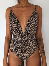 Load image into Gallery viewer, Use traje de baño de una pieza con estampado de leopardo
