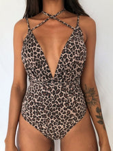 Load image into Gallery viewer, Use traje de baño de una pieza con estampado de leopardo
