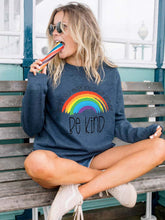 Load image into Gallery viewer, Em um mundo onde você pode ser qualquer coisa Be Kind Rainbow Print Hoodie
