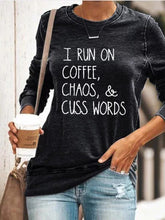 Load image into Gallery viewer, Eu corro com café, caos e maldições, Momlife Pullover

