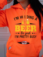 Load image into Gallery viewer, Estou segurando uma cerveja, então sim, estou muito ocupada.
