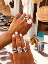 Load image into Gallery viewer, Retro Moon Lotus ring 7 pieces ring inlaid with natural shell

