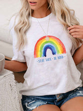 Load image into Gallery viewer, STAY SAFE BE KIND Camiseta feminina de manga curta com estampa arco-íris
