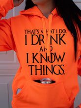 Load image into Gallery viewer, Sudadera I Drink And I Know Things Wine para mujer
