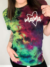 Load image into Gallery viewer, Camisa multicolorida da mamãe com efeito tie dye amarrotado
