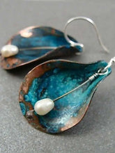 Load image into Gallery viewer, Pendientes vintage de perlas de hoja verde
