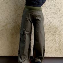Load image into Gallery viewer, Solid color side pockets for women with wide legs and casual pants.
