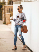 Load image into Gallery viewer, Fique em casa e beba o moletom feminino Tito's Red Heart
