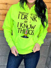 Load image into Gallery viewer, Sudadera I Drink And I Know Things Wine para mujer

