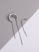 Load image into Gallery viewer, Pendientes largos con pompones en forma de media luna
