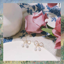 Load image into Gallery viewer, Pearl earrings with bow
