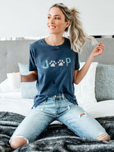 Load image into Gallery viewer, Joop Dog Paw Print Camiseta feminina
