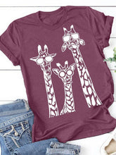 Load image into Gallery viewer, Camiseta feminina de manga curta estampa girafa em volta do pescoço
