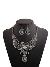 Load image into Gallery viewer, Conjunto de cadena de clavícula mariposa patrón étnico vintage
