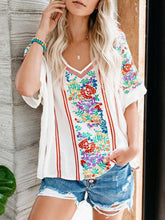 Load image into Gallery viewer, Camiseta casual estampada com decote em V
