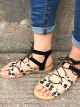 Load image into Gallery viewer, Sandalias romanas planas con tiras cruzadas y estampado de leopardo para mujer
