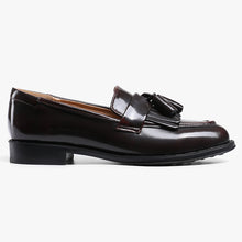 Load image into Gallery viewer, Classic fringed loafers in black / burgundy
