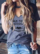 Load image into Gallery viewer, Camiseta com decote em V com estampa do Talk To Me Goose Maverick
