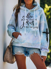 Load image into Gallery viewer, O café me dá os primeiros passos Jesus me mantém em movimento Moletom com estampa tie-dye

