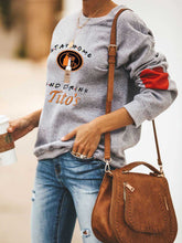 Load image into Gallery viewer, Fique em casa e beba o moletom feminino Tito's Red Heart
