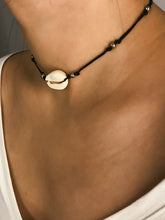 Load image into Gallery viewer, Collar de concha mujer vintage
