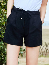 Load image into Gallery viewer, Shorts femininos de algodão e linho com cordão
