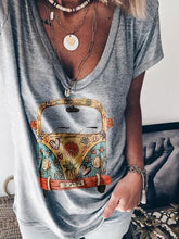 Load image into Gallery viewer, Camiseta estampada com decote em V
