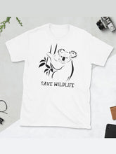 Load image into Gallery viewer, SAVE WILDLIFE Feminino com estampa de Koala Camiseta de manga curta
