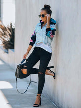 Load image into Gallery viewer, Jaqueta jeans com capuz em malha tie dye e aconchegante
