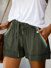 Load image into Gallery viewer, Shorts casuales con costuras de rayas arcoíris
