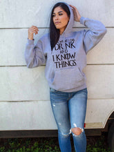 Load image into Gallery viewer, Sudadera I Drink And I Know Things Wine para mujer
